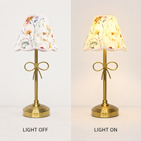 Lampe de table avec abat-jour imprimé rose, base sur pied, lumière de chevet pour la décoration de mariage, de fête ou de chambre à coucher