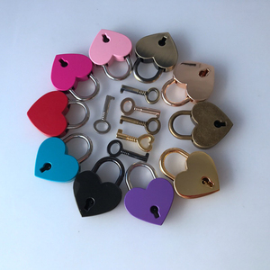 Mini cadenas en métal vintage en forme de coeur sac valise boîte à bagages serrure à clé avec clé - Product Image 3