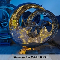 Grande sculpture circulaire abstraite creuse en acier inoxydable, finition miroir étanche, œuvre d'art métallique en forme d'anneau pour parcs, lacs, villas et aménagements aquatiques