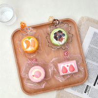 Jouet à presser en silicone de qualité alimentaire OEM, en forme de tarte aux fruits, à rebond lent, porte-clés dessert simulé avec clochette, idéal pour cadeau