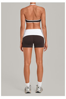 Ensemble de sport deux pièces respirant pour l'automne, avec haut de yoga à col sandale et bas plissé invisible effet taille relevée et contrastant