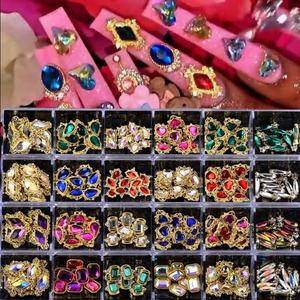 Brillo corona aleación cristal claro forma redonda 3D uñas arte pegatinas diamantes de imitación encantos decoración joyería diseñador uñas encantos - Product Image 1