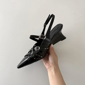 รองเท้าส้นแบนหนังสีดำหัวแหลมรองเท้าลำลองติดหัวเข็มขัดไขว้ประดับหมุด - Product Image 3