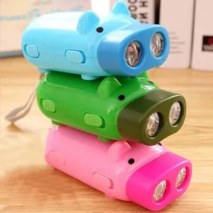 Mini Xách Tay Tự Tạo Năng Lượng Mặt Trời Đèn Pin 2 Đèn LED Màu Sắc Ngẫu Nhiên Áp Lực Tay <span class=keywords><strong>Pig</strong></span> <span class=keywords><strong>Torch</strong></span> Abs Cơ Thể Không Thấm Nước AA Pin - Product Image 1