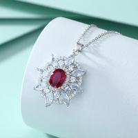 Luxus-Schmuck 925 Silber Großhändler Rubinroter Ovaler Stein Blumen-Halo-Anhänger Halskette mit Marquise CZ Zirkon Schmuck für Damen