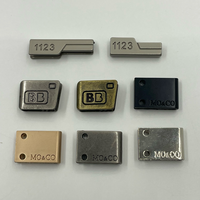 Label Logo Logam Embos Multi Warna Custom Huruf Persegi Panjang Plat Merek Ramah Lingkungan Aksesoris Perlengkapan Tas Pakaian