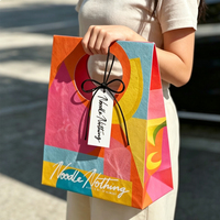 Sacs en papier écologiques personnalisés, couleur or champagne, emballages élégants avec logo de l'entreprise en relief, sacs de luxe pour cadeaux et artisanat