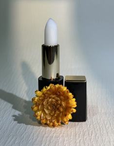 La crema idratante per labbra minerali carezza da viaggio con una sensazione di seta con colori ricchi può rendere le labbra carnose e rosee - Product Image 1