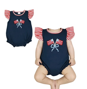 Conjunto de dos piezas para niñas pequeñas, túnica con tirantes florales amarillos de verano y pantalones cortos con volantes azules - Product Image 2