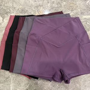 <span class=keywords><strong>Shorts</strong></span> de yoga et de sport taille haute en spandex avec logo personnalisé, coupe en V croisée et poches respirantes pour le volleyball - Product Image 1