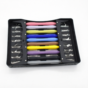 Ensemble de 10 instruments de restauration dentaire en composite avec poignées ergonomiques colorées et composants métalliques, outils manuels de classe I - Product Image 1