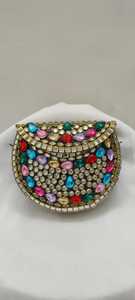 Sacs en mosaïque de laiton faits à la main sur mesure avec des motifs de perles et de pierres en demi-lune - Accessoires de déclaration exquis pour les fêtes et les mariages - Product Image 2