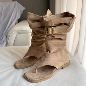 Sandal <span class=keywords><strong>Boots</strong></span> Wanita Model Slip-On dengan Gesper, Ujung Persegi, Hak Datar, Bahan Suede Warna Aprikot, Nyaman, Model Tumpuk Pendek, Musim Panas 2026 - Product Image 4