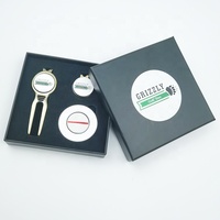 Boîte cadeau d'accessoires de golf en métal sur mesure avec outil de réparation de divots et marqueur de balle moulés sous pression