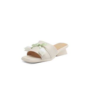 Sandalias de mujer estilo europeo de cuero suave con punta abierta, versátiles, con correa en el tobillo y diseño floral de Brogan. - Product Image 1