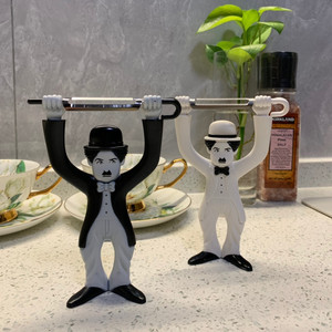Éplucheur de fruits noir de style Charlie Chaplin, design européen-américain, lame en acier inoxydable, corps en plastique, passe au lave-vaisselle - Product Image 1
