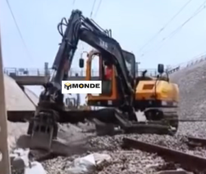 Grappin hydraulique pour excavatrice pour le déplacement et l'installation de traverses de voie ferrée en béton - Product Image 2