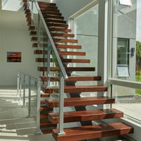 Escalier moderne personnalisé en tube carré avec surface antidérapante, garde-corps en verre et main courante en fer pour usage résidentiel intérieur