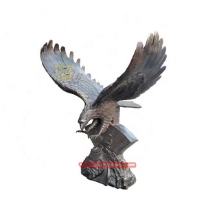 1 pezzo personalizzato volando aquila statua <span class=keywords><strong>in</strong></span> metallo bronzo scultura <span class=keywords><strong>in</strong></span> caso di <span class=keywords><strong>legno</strong></span> europa giardino ornamenti mascotte rame Cast Figurine - Product Image 4