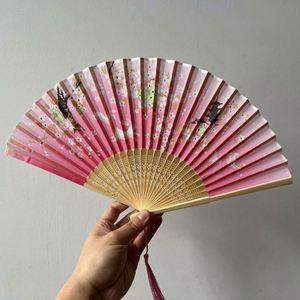 Éventails pliants en plastique de style vintage rétro en gros pour la danse et les mariages - Product Image 4