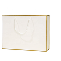 Sacs en papier cadeaux de remerciement en blanc avec logo personnalisé de boutique de luxe en gros pour l'emballage de chaussures et de vêtements estampage à chaud et utilisation d'exposition