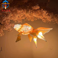 Lanternes chinoises en soie, utilisées pour la décoration des fêtes, des centres commerciaux et des places publiques.