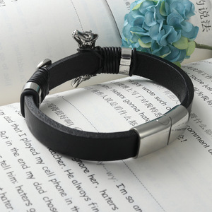 Pulsera de Acero de Titanio con Diseño de Lobo de Dos Cabezas, Joyería de Moda con Diseño Animal Negro - Product Image 2