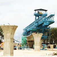 Grúa pórtico de lanzamiento de vigas tipo truss de 900 toneladas para proyectos de construcción de puentes