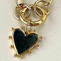 Collier à trombone plaqué or avec pendentif cœur en émail noir, fermoir à ressort en zircon cubique, NM42777