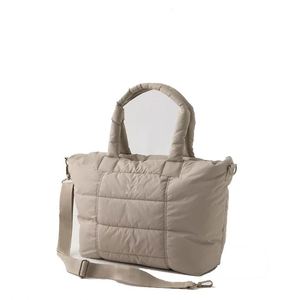 Sac fourre-tout matelassé en nylon imperméable avec logo personnalisé CDHAT, fermeture éclair, durable, portable, bandoulière, sac de shopping, sac bandoulière en sangle - Product Image 5