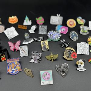 <span class=keywords><strong>Pin</strong></span> de Solapa de Esmalte Duro y Suave Personalizado al por Mayor del Fabricante con Logo de Metal Niquelado Negro, Insignia para Gorra o Sombrero, Broche Lindo de Anime - Product Image 1