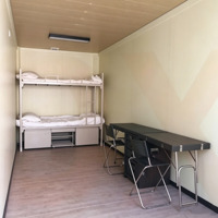 Bâtiment de bureau modulaire préfabriqué en conteneurs à deux étages avec mur entièrement vitré, toit à pignon et fenêtres oscillo-battantes