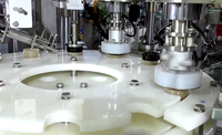 Machine de bouchage de bouteilles pour ligne de remplissage de jus et de thé avec élévateur de bouchons