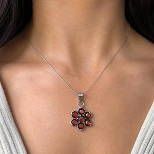 Pendentif fleur en grenat plaqué rhodium en argent sterling 925 - Product Image 2