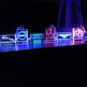 Porte-clés de marque de voiture Rectangle, pièces, bon marché, logo de voiture gravé au Laser, en cristal, avec lumière LED