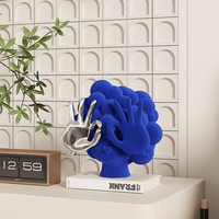 Sculpture abstraite floquée de tête de personnage avec geste de main de victoire, figurine artistique moderne de luxe, décoration douce pour meuble TV et bureau, objet artisanal