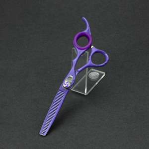 กรรไกรตัดผมมืออาชีพสีม่วง สแตนเลส ใบมีดคม ด้ามยาว กรรไกรตัดผมแบบแบน สำหรับใช้ในร้านเสริมสวย - Product Image 2