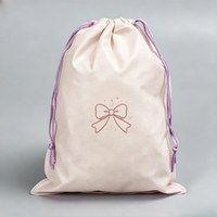 Sac à linge jetable en non-tissé avec cordon de serrage, motif dessin animé, impression personnalisée simple pour usage hôtelier, emballage de chaussures et petits cadeaux, recyclable