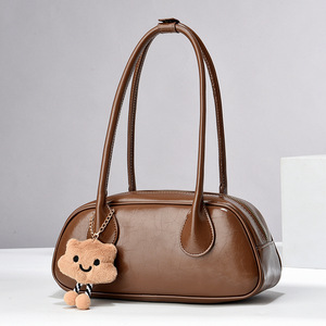 กระเป๋าหนังวัวลายหนังแท้ทรงถัง สีดำ ปิดด้วยซิป สะพายไหล่หรือสะพายข้าง ใช้ได้ทุกวัน คอลเลคชั่นฤดูใบไม้ร่วง 2024 - Product Image 3