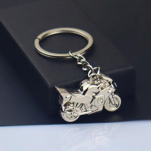 Llavero de metal 3D para motocicleta, llavero y colgante para bolso con diseño de motociclista esculpido y genial - Product Image 2