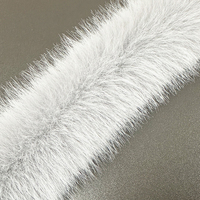 Matériau de luxe en fausse fourrure de renard, idéal pour les garnitures de vêtements sans cruauté, les emballages cadeaux et les accents de décoration intérieure