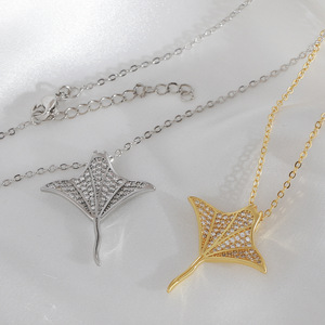 Collier Pendentif Raie Manta de Luxe Plaqué Or 18K avec Zircons Cubiques, Chaîne en Laiton Effet Givré Motif Queue de Poisson, Bijou en Laiton pour Femme, Cadeau d'Été - Product Image 4