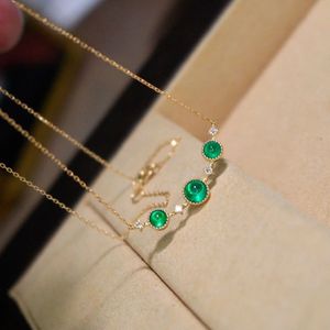Collier en or jaune 18 carats pur AU750 de haute qualité avec pendentif émeraude et perles de pierres précieuses naturelles, idéal pour la vente en gros de bijoux pour femmes - Product Image 3