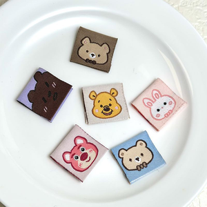 Etiquetas tejidas de buena calidad para ropa Transferencia personalizada Logotipo de prensa de calor Etiquetas de etiqueta de ropa personalizadas Etiquetas de nombre tejidas - Product Image 1