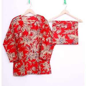 Conjunto de Pijama de Mujer con Estampado Rojo, Cintura Elástica, Manga Larga, 100% Algodón Satinado, Diseño de Jardín Rosa - Product Image 4