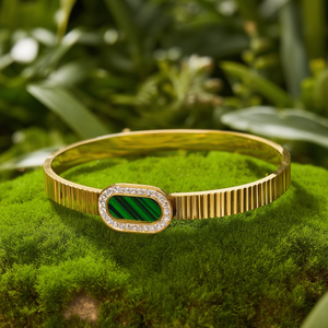 Brazalete de Moda en Acero Inoxidable 316L con Baño de Oro PVD e Incrustaciones Verdes de Cristal - Product Image 3