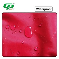 Drapeau de cible de golf portable à double face amélioré avec mini drapeaux à épingles en nylon insérés dans un tube pour un terrain de golf vert.