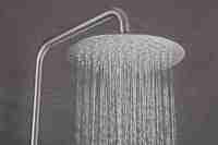 Ensemble de douche mural contemporain en laiton, mitigeur monocommande gris anthracite brossé, avec barre coulissante et système de jets pluie, en céramique, pour appartement
