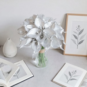 Questi Eleganti Tulipani Artificiali Dorati Sono Perfetti per l'Arredamento Domestico e Ideali per Composizioni da Tavola - Product Image 3