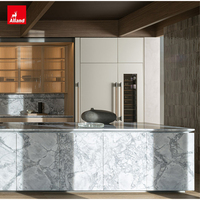 Armoire de cuisine en chêne massif Alland, finition placage bois et design intarsie, avec éclairage LED intégré